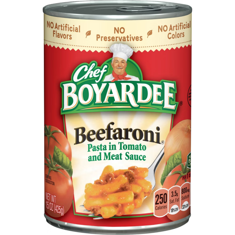Canned Chef Boyardee Beefaroni pasta in tomato and meat sauce, 15oz, with beef and pasta in a metal can.