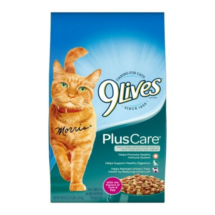 Dry cat food bag from 9Lives Plus Care brand, 3.15 lb. bag of nutritious feline alimentacion with visible packaging.