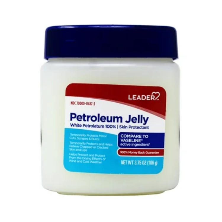 Farmacias Savia petroleum jelly skin protectant in a 3.75 oz container, ideal for moisturizing and skin protection.