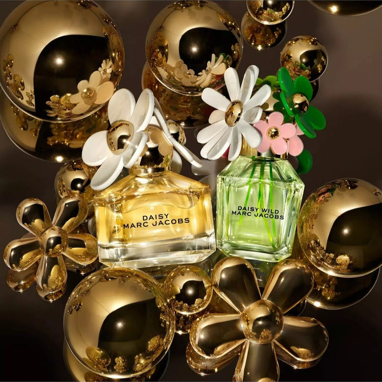 Marc Jacobs Daisy Wild 2-piece perfume gift set for women, featuring Eau de Parfum bottles with floral packaging.