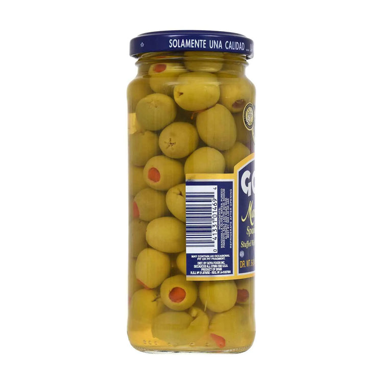 Rellenas aceitunas Manzanilla de Goya con pimiento en frasco de 6.75 oz, vista cercana de aceitunas verdes rellenas.
