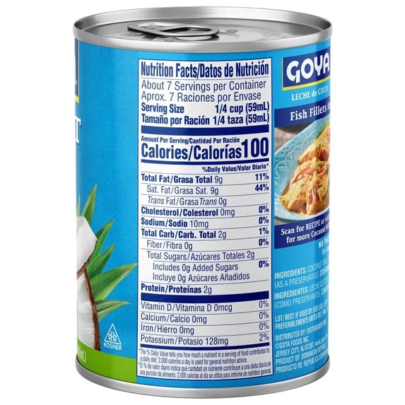 Un frasco de leche de coco Goya sin endulzar para cocinar y hornear, 13.5 fl oz, con etiqueta visible en la botella.