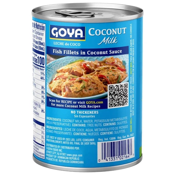 Un cartón de leche de coco Goya sin endulzar para cocinar y hornear, con 13.5 fl oz, en un fondo blanco.
