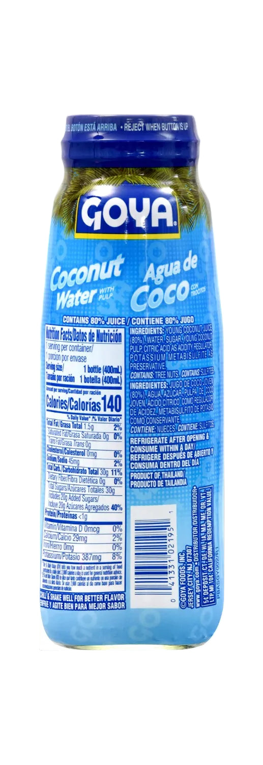 Coconut water with pulp from Goya in a 13.5 fl oz bottle, featuring fresh coconut chunks and clear liquid, branded by Farmacias Savia.