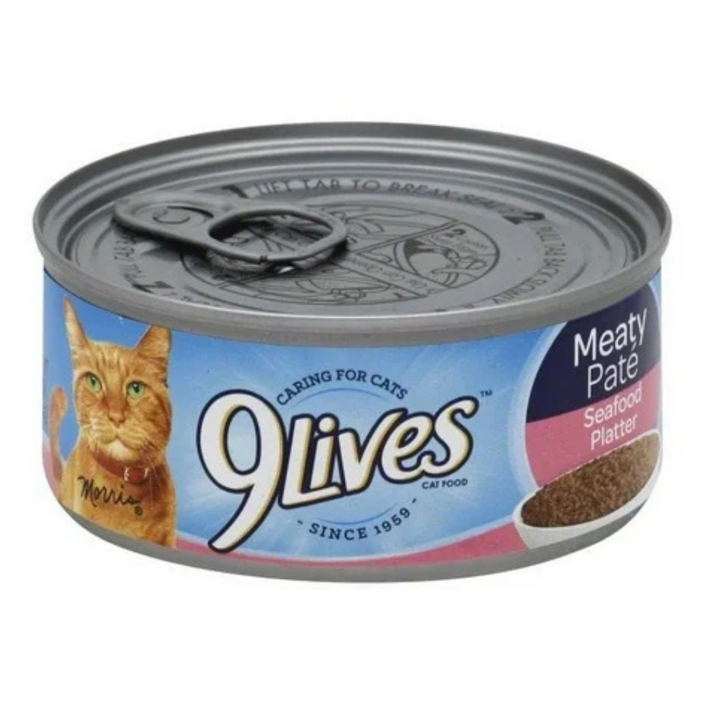 9Lives Meaty Paté Seafood Platter cat food in 5.5oz can, featuring salmon flavor and creamy wet alimentation for cats.