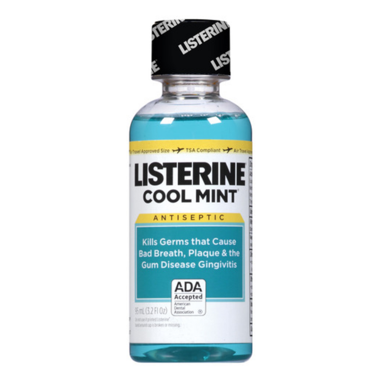 Listerine Cool Mint mouthwash in a 3.2 oz bottle, oral care product with fresh mint flavor from Farmacias Savia.