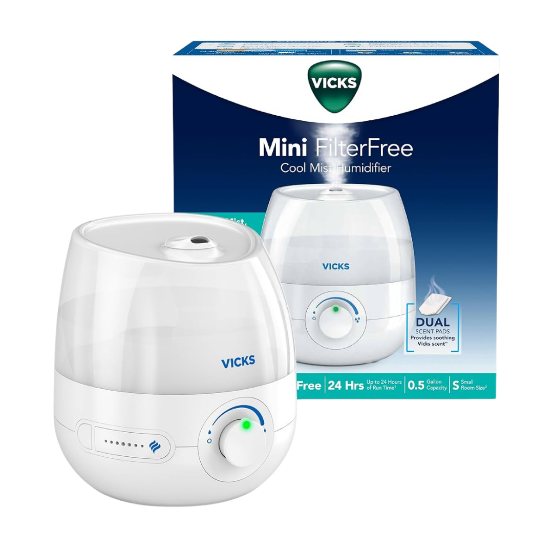 Farmacias Savia Vicks Mini Filter-Free Cool Mist Humidifier with 0.5-gallon tank, compact design, and mist outlet in white.