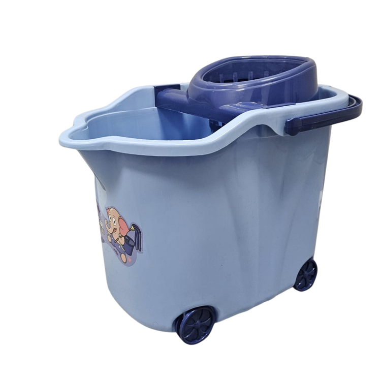 5-gallon cleaning bucket from Farmacias Savia with a durable plastic handle and wide opening for easy cleaning tasks.