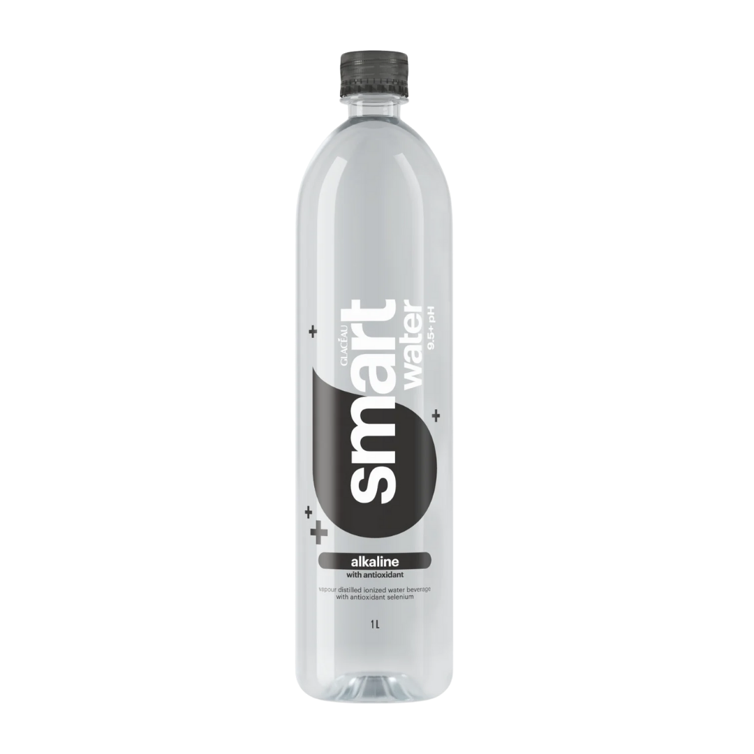 1L bottle of Glacéau Smartwater Alkaline pH 9+ from Farmacias Savia, clear plastic bottle with blue cap and label.