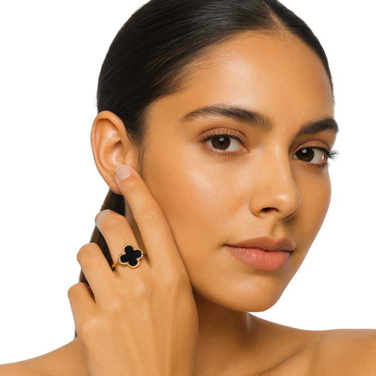 Sophia Black Clover ring featuring an elegant gold-plated finish, showcasing a stylish jewelry piece from Farmacias Savia.