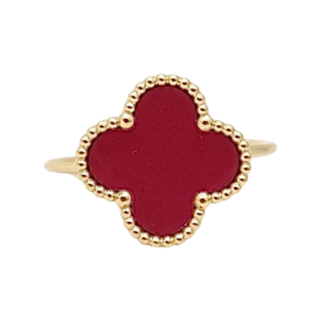 Red enamel Valeria Clover ring with gold detailing, showcasing a stylish jewelry piece from Farmacias Savia.