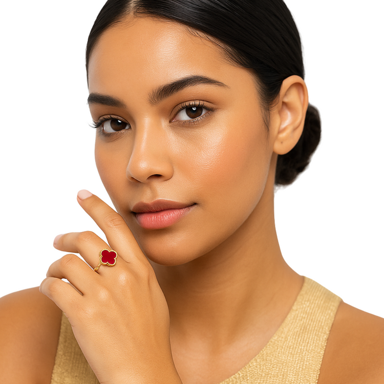 Red enamel Valeria Clover ring with gold accents, showcasing detailed jewelry design from Farmacias Savia.