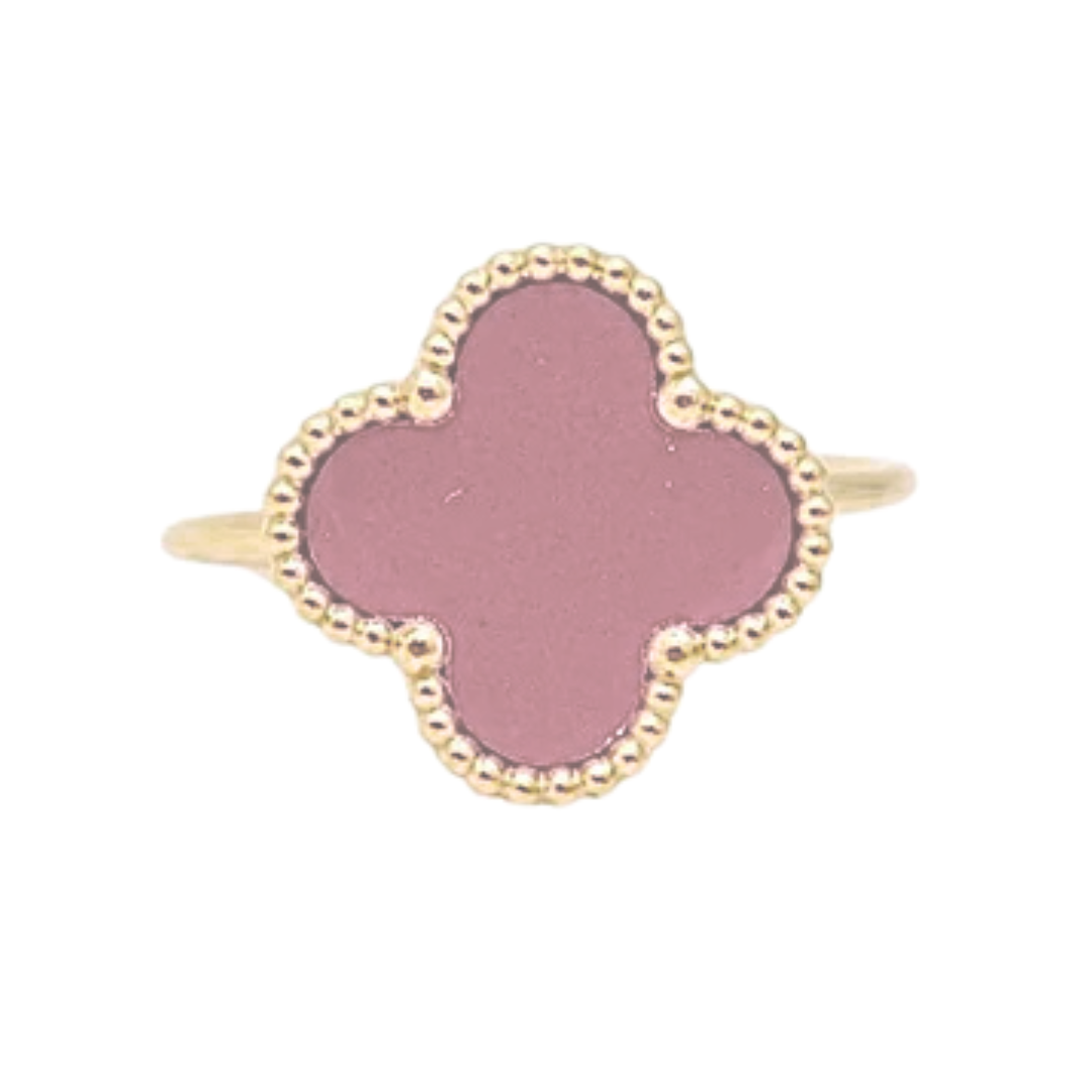 Elegant pink enamel Lucía Clover Ring with gold accents, showcasing a stylish jewelry piece from Farmacias Savia.