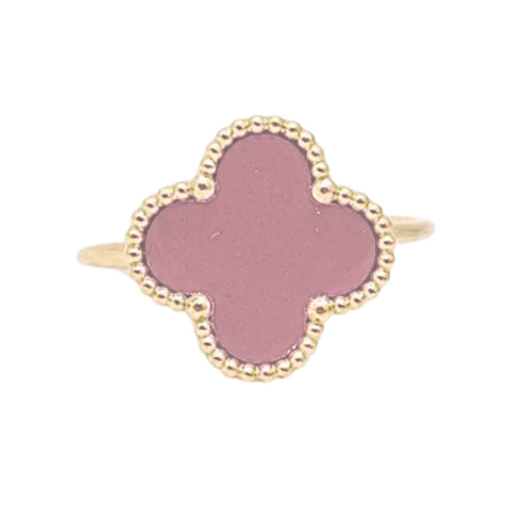 Elegant pink enamel Lucía Clover Ring with gold accents, showcasing a stylish jewelry piece from Farmacias Savia.