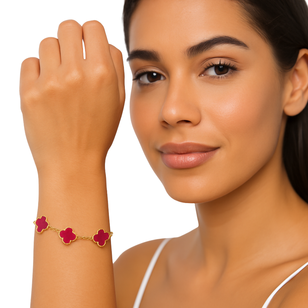 Red Clara Clover charm bracelet by Farmacias Savia, featuring green clover charms on a delicate jewelry bracelet.