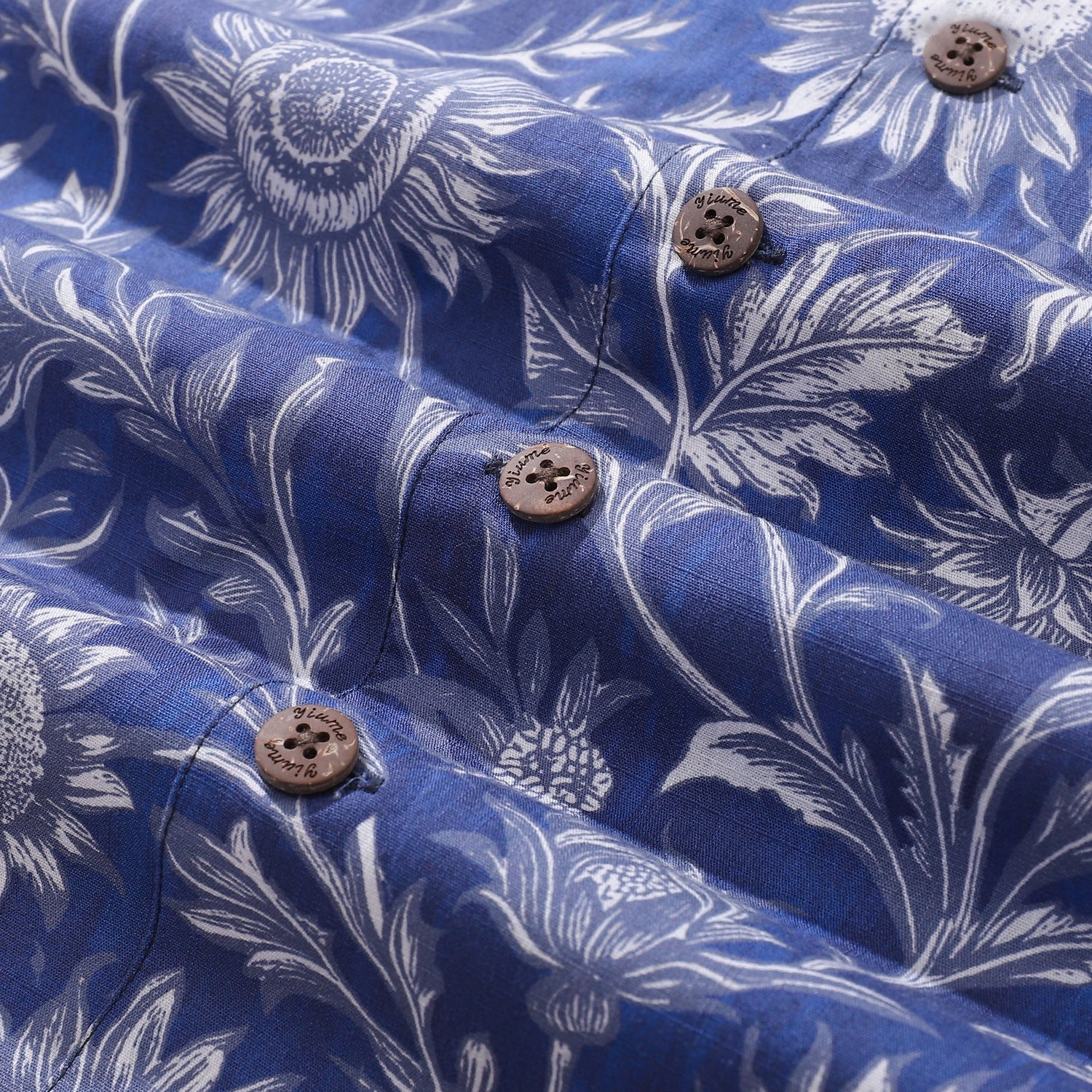 Blue and white Hawaiian shirt for men by Outlets Yiume, short sleeve, camp collar, 100% cotton with sunflower pattern.