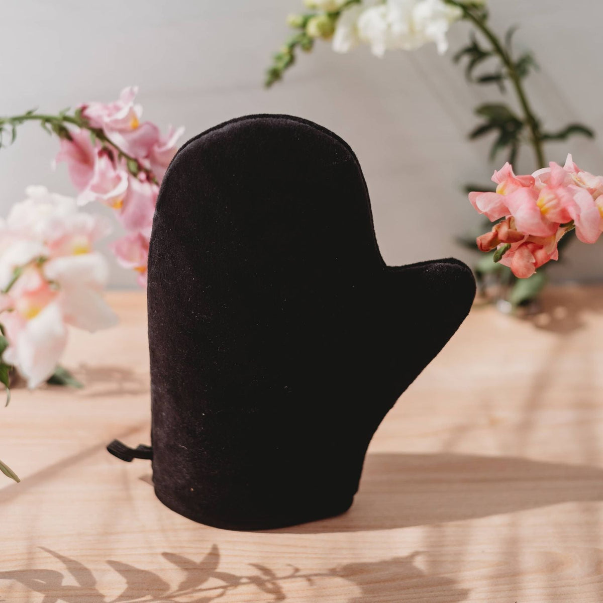 Rose Gold Sunless double-sided velvet tanning mitt for flawless application of self-tanner, with soft, comfortable texture.