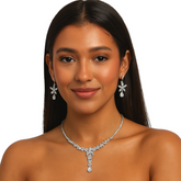 Estrella Crystal floral jewelry set with necklace and earrings featuring sparkling crystals, elegant jewelry by Farmacias Savia.