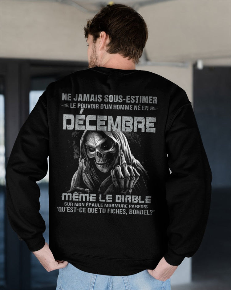 Black T-shirt for men born in December featuring the phrase "Ne jamais sous-estimer le pouvoir d’un homme" by TEELUVS.COM.